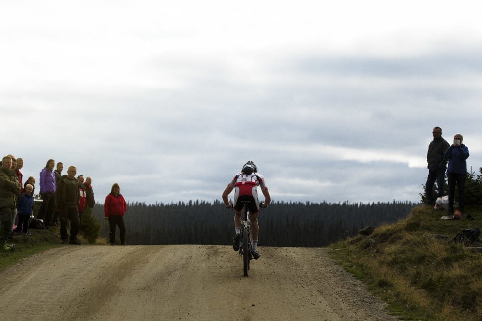 UT I ENSOMHETEN: Det verste er kanskje å havne helt alene, midt mellom to større grupper, og ingen hjul å hvile på. (foto: Kristoffer H. Kippernes) _KHK5005