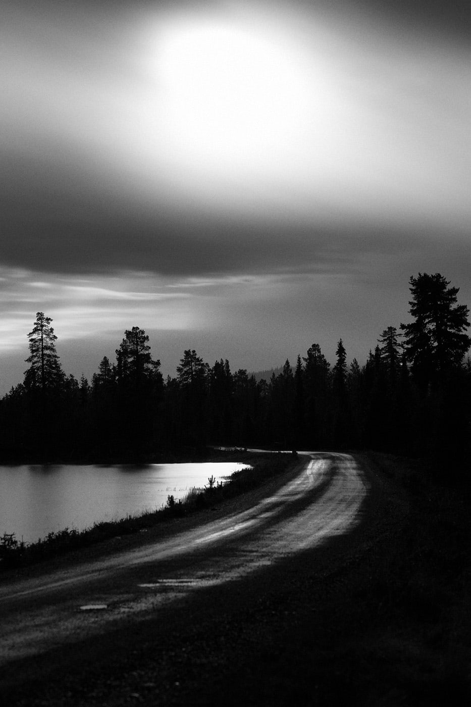 ENSOM VEI: Kanskje føles kroppen litt slik når du passerer på lørdag: tung, mørk, og ensom. Foto: Kristoffer H. Kippernes. _IPP6931