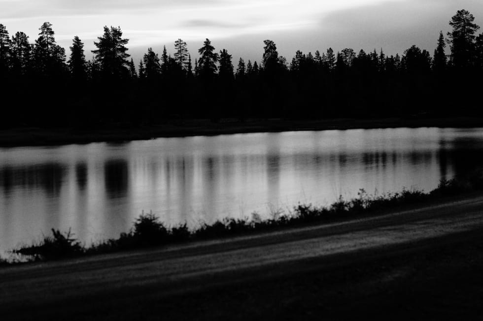 VANNSPEIL: Du har neppe tid til å stoppe og nyte utsikten, men underveis i løypa er naturen verdt et ekstra åndedrag og blikk. Foto: Kristoffer H. Kippernes _IPP6940