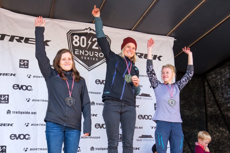 Hilde Sangesland Strædet vant enduro-NM i Nesbyen foran Vera Leivsdottir (til venstre) og Ida Rydland Nærum. Foto: Sylvain Cavatz
