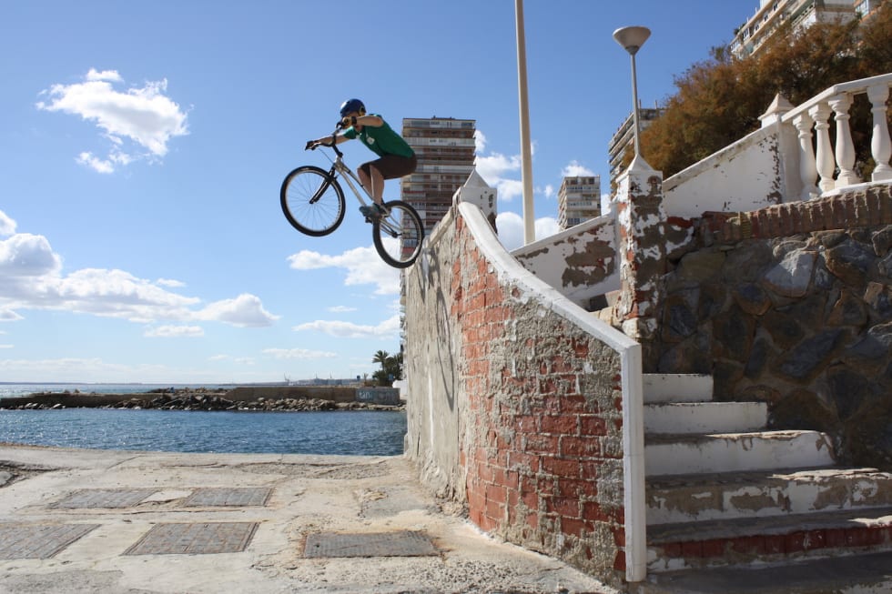 Eirik Ulltang hopper i timevis hver dag. Men på Svolværgeita ville fallet vært nesten 400 meter, i stedet for to-tre som her. Foto: Tone Harboe Ulltang Alicante Foto Tone Harboe 1400x933