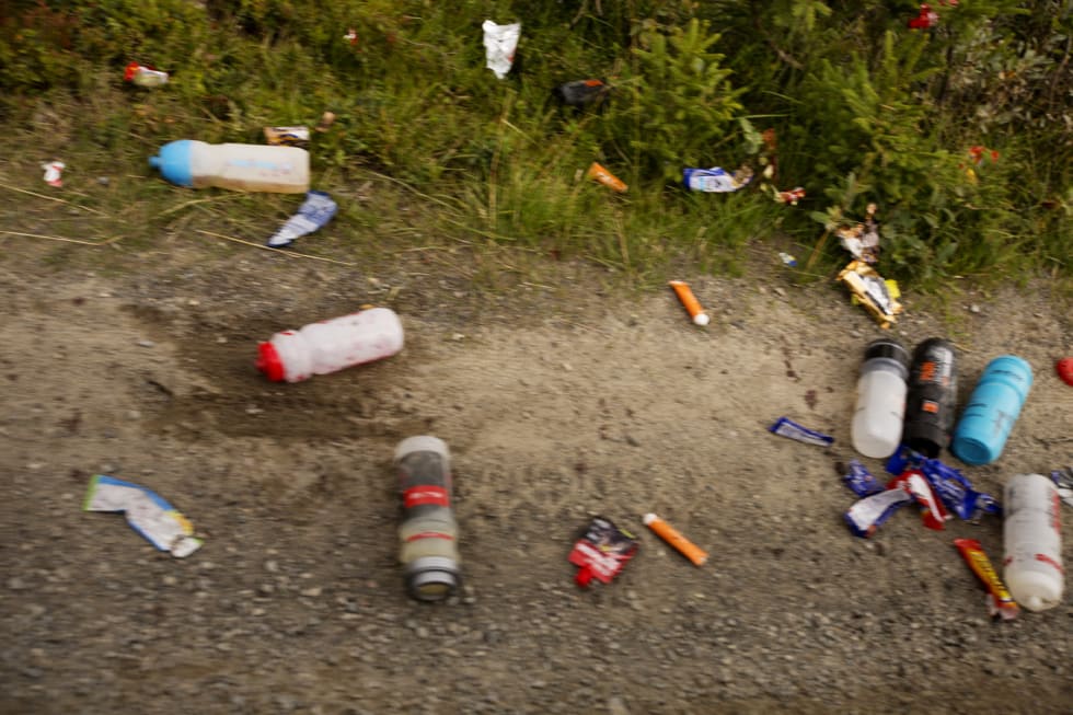 BRUK OG KAST: Til tross for designerte søppelstasjoner, lå det søppel flere steder langs løypa. Heldigvis kom ryddemannskapene fra arrangøren hakk i hæl med søppelposer. (foto: Kristoffer H. Kippernes) 5C2A5297