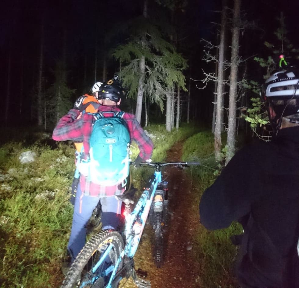 Stisykling på kveldstid var en del av kursopplegget på nivå to av den norske sertifiseringsordningen. Foto: Nina Gässler Trysil guide instructor level 2 night guiding - Oct 2018 - foto Nina Gässler 1000x