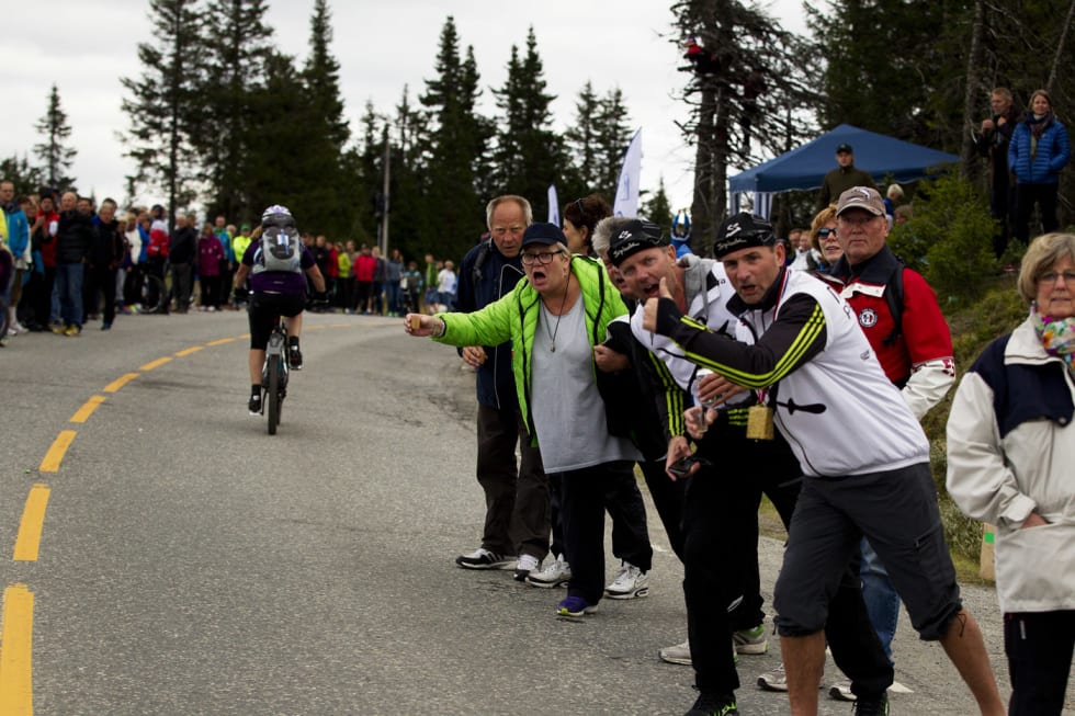 HEIA HEIA! Selv om de fleste var kommet over fjellet når eliteklassen passerte, stod det fortsatt folk igjen langs løypa for å heie. (foto: Kristoffer H. Kippernes) _KHK5076