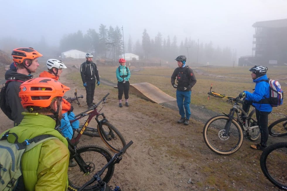 Egenferdigheter er en av tre deler på nivå to-kurset i sertifiseringen. Foto: Nina Gässler Trysil guide instructor level 2 skills - Oct 2018 - foto Nina Gässler 1400x933