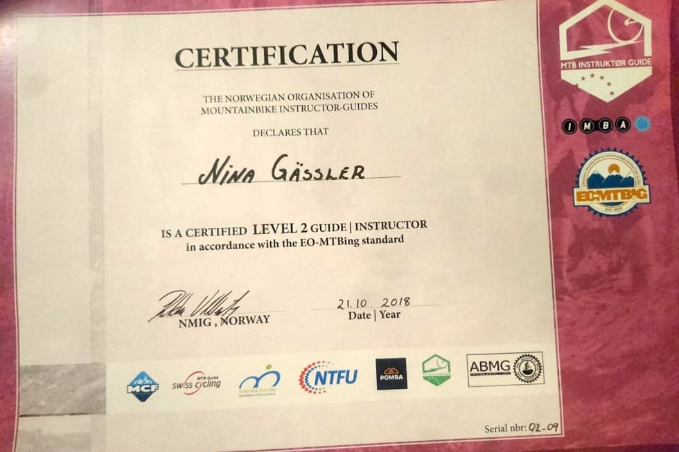 Etter bestått eksamen i Trysil er Nina Gässler en av åtte norske guide-instruktører på nivå to i den nye sertifiseringsordningen. Trysil guide instructor level 2 certificate - Oct 2018 - foto Nina Gässler 1400x933