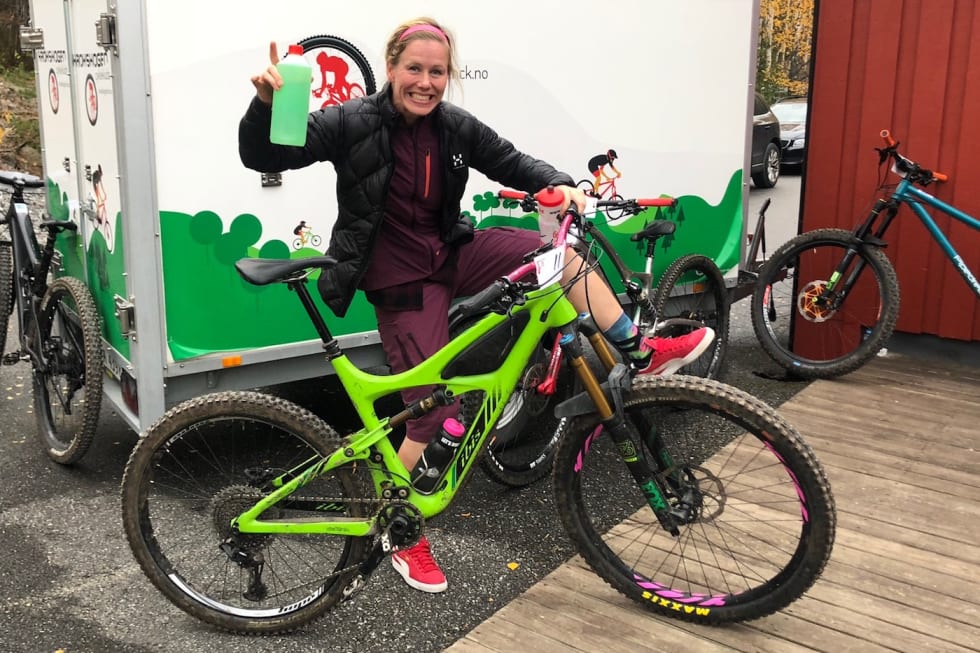 Team Terrengsykkels Anette Røssum Bastnes fikk en opptur som avslutning på endurosesongen. Foto: Fredrik Nygaard Anette Røssum Bastnes - Ringerike Enduro - Foto Arrangøren 1400x933