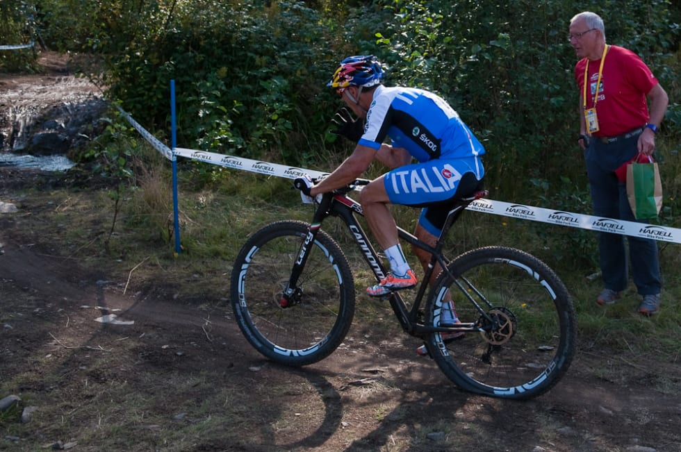 PUNKTERT: Marco Fontana fryktet at bronsen røyk da han punkterte på slutten av nest siste runde. Han holdt likevel unna mot Moritz Milatz på slutten. Foto: Øyvind Aas