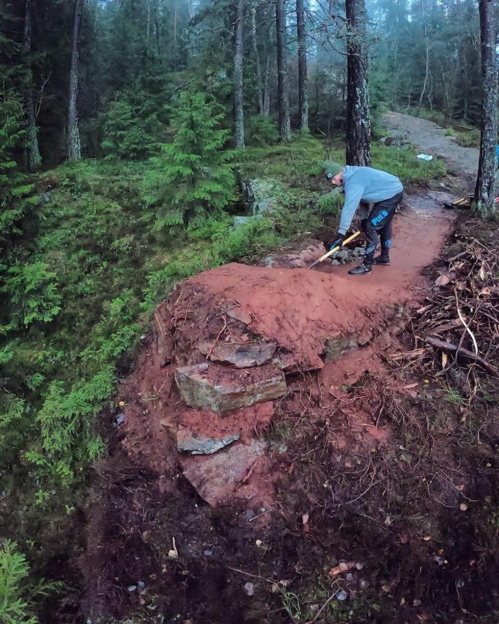 Brage Vestavik har ikke tall på verken hvor mange timer eller hvor mange elementer han har bygget i vinter. Men han nyter hverstund han får holde på i naturen. Foto: Privat