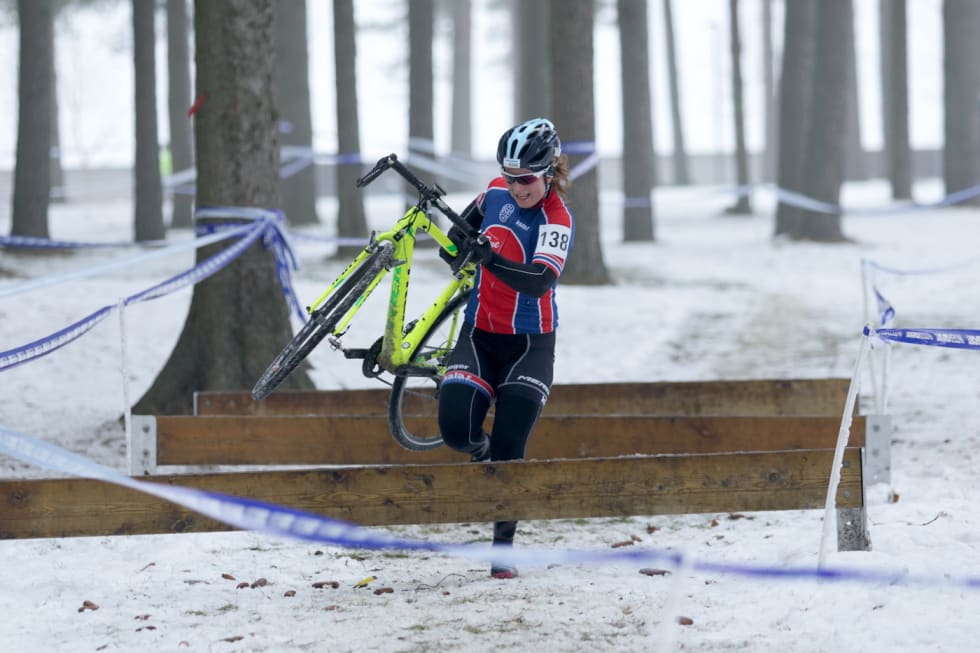 NORGESMESTER: Elisabeth Sveum, som er regjerende norgesmester i kross, sesongdebuterer på hjemmebane i helga. Foto: Bengt Ove Sannes Sveum - NM CX 2016 - Bengt Ove Sannes 1400x933