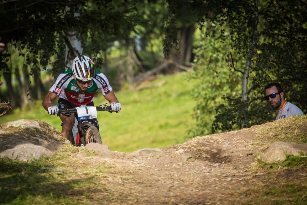 FRAKJØRT: Nino Schurter åpnet hardt, men ble regelrett frakjørt av Absalon på slutten. Foto: Snorre Veggan