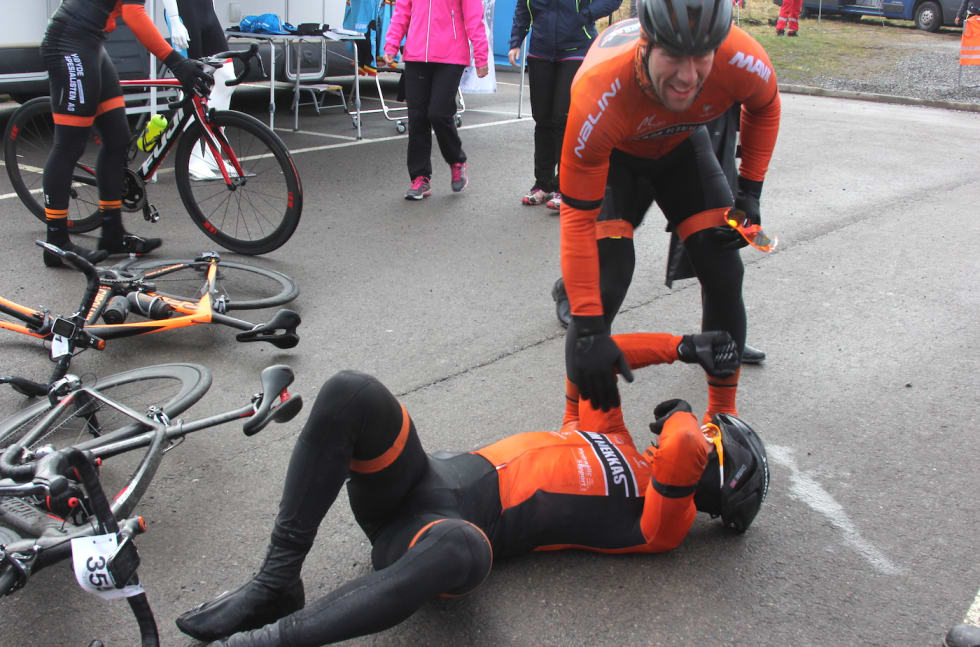 #GIALTGARANTI: Mottoet til Kjekkas er mer enn en floskel - den praktiseres på hvert ritt. Foto: Ingeborg Scheve Sindre Pedersen helps Morten Grimsgård 1400x924