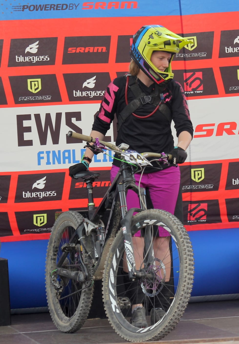 Tøff med helhjelm. Alice Grindheim på debuten i Enduro World Series i Finale Ligure høsten 2016. Foto: Ingeborg Scheve Alice Grindheim EWS Finale Ligure - Scheve 1000x1440