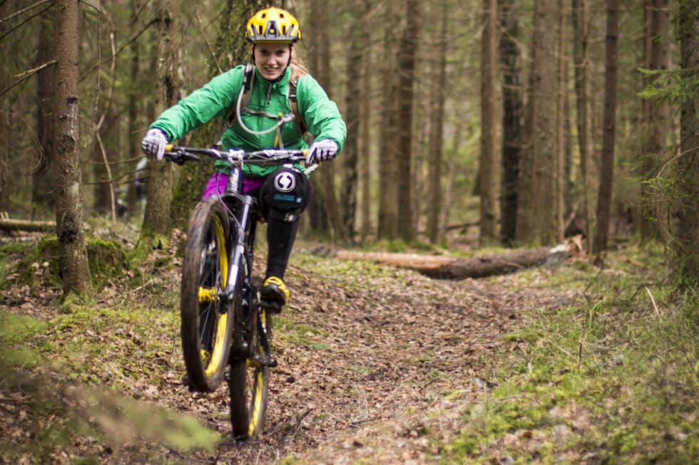Bakhjulskjøring, eller andre ferdigheter for den saks skyld, kommer ikke av seg selv. Du må tørre å prøve og tørre å øve, sier Terrengsykkels enduroblogger Alice Grindheim. Foto: Privat alice wheelie - Foto Privat 1200x800