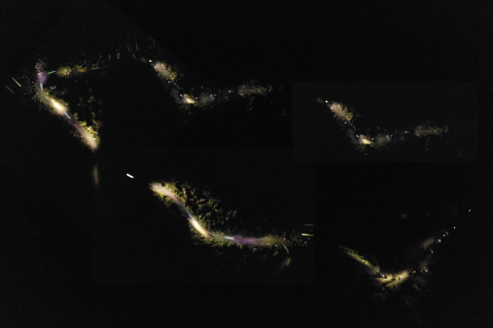 Sett fra lufta var det en slange av lys slynget seg rundt Gullia på hodelyktturen lørdag kveld. Foto: Fredrik Otterstad Gullia by night Bike Out Oct 6 2018 Fredrik Otterstad 1400x933