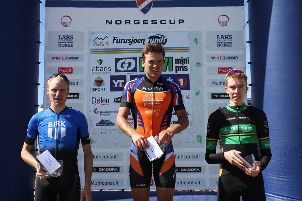 Pallen i herreklassen: Emil Hasund Eid vant foran Lars Granberg og Sigurd Salberg Pedersen Lars Granberg - Emil Hasund Eid - Sigurd Salberg Pedersen - Furusjøen Rundt 2018 - Arrangøren