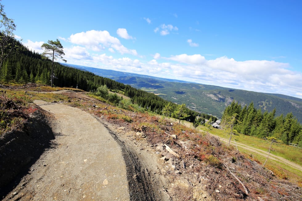 Flatere og snillere, men fortsatt ustyrtelig morsom, sier Knut Løkås som er Bike Park Manager i Hafjell. Foto: Hafjell Alpinsenter Hafjell new trail - Photo Hafjell Alpinsenter 1400x933