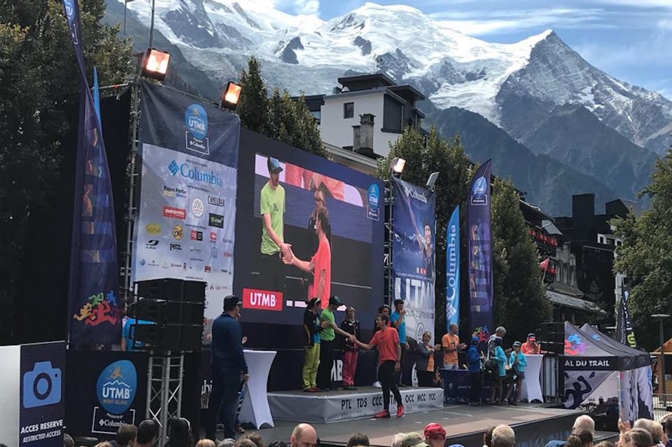 Hallvard Schjølberg på vei opp på pallen etter helgas gullprestasjon. Foto: Lee Procter/Inov8 UTMB 2018 - Hallvard Schjølberg - Lee Procter:Inov8 1200x800