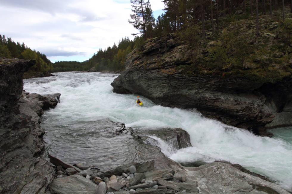 ØVRE: Nedre Tråsåfoss er et av mange høydepunkter på strekningen Øvre Sjoa –som starter på turistmagneten Ridderspranget. Her er det spanjolen Gerd Serrasolses som bryter seg på. Foto: Tore Meirik Øvre Sjoa