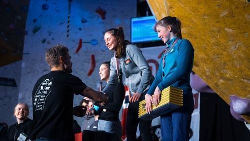 GRATULASJON: Vinner av klassen eldre junior jenter, Ingrid Kindlihagen, gratuleres av arrangør. Foto: Lasse Mostad 1ingrid