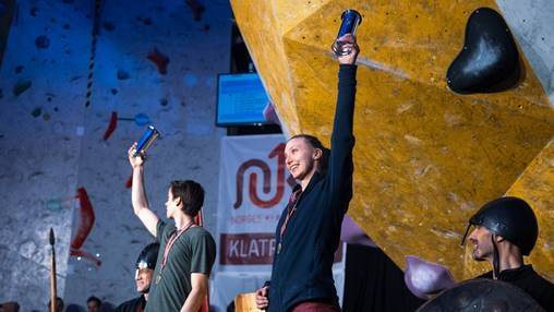 VINNER: En glad Sunniva Haave viser frem kongepokalen. Foto: Lasse Mostad 1sunniva