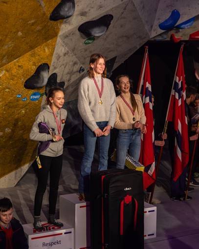 YNGRE JENTER: Camilla Marcussen tv, Iselin Østerås og Elise Olsen pryder pallen. Foto: Olav Kjelstad Larsen 1YJ
