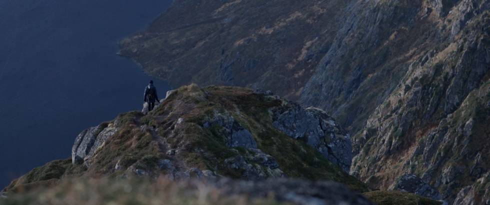 Inspirert av høye fjell i Lofoten - filmen om Magnus Eliassen vises blant høye fjell i Jotunheimen. Foto: Fenomen Film Magnus Eliassen på fjelltur i Lofoten. Foto: Fenomen Film
