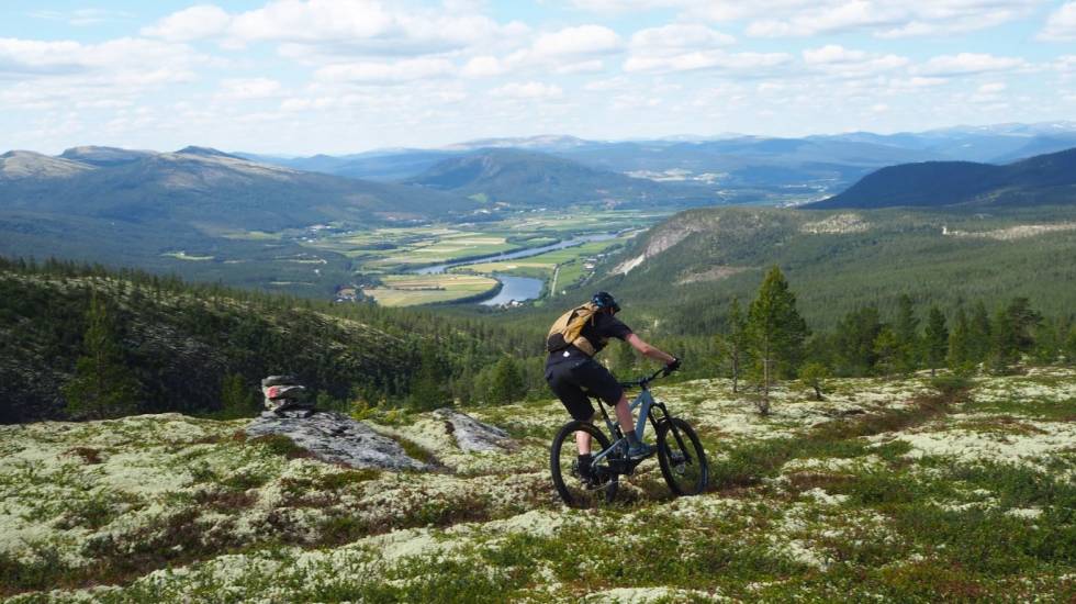 FIN UTSIKT: Det kan bli vanskelig å følge med på stien når utsikten er som dette. Foto: Livestock fin stisykling i alvdal