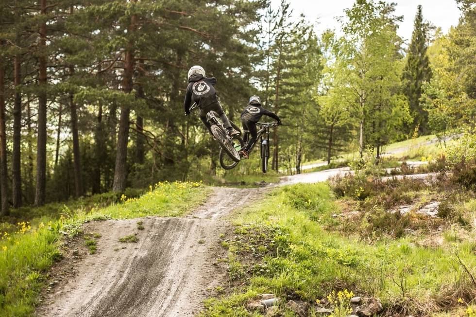 FLYTLØYPA: Den blåmerkede løypa i DBP byr på doserte svinger, dropp og luftige svev for de som vil. Foto: Svenn Fjeldheim flytløypa i Drammen bike park