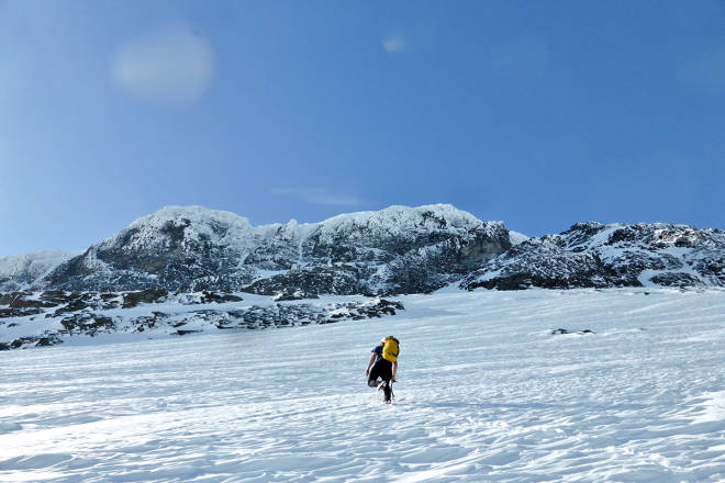 På vei mot nordveggen på Hovenmannen. For den som er (spesielt) interessert vel og merke. Foto: Toralf Furseth Hovedmannen Sunndal alpinklatring Nelson Neirinck Toralf Furseth
