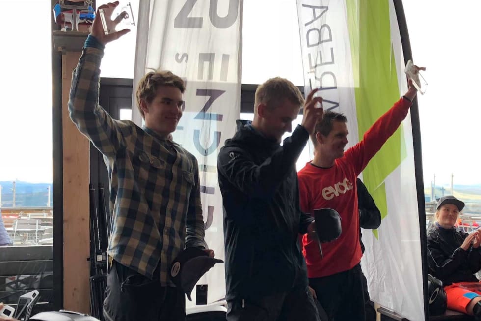 Pallen i herreklassen: Magnus Slinger Sørli, Simen Smestad og Espen Johnsen. Foto: Aurora Schjølberg Magnus SLinger Sørli - Simen Smestad - Espen Johnsen - Hafjell Enduro 2018 - Aurora Schjølberg 1400x933