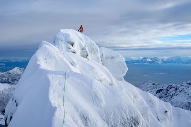 PÅ TOPPEN: Rulten er et temmelig dramatisk fjell! Foto: Signar André Nilsen