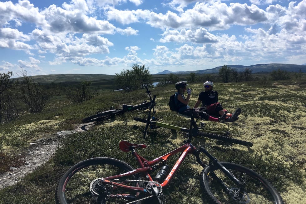 Solfrid Ekra og Jon Solhaug underveis mot Bratthøa. Foto: Ingeborg Scheve stitur pause Solfrid Ekra - Jon Solhaug Scheve 1400x933
