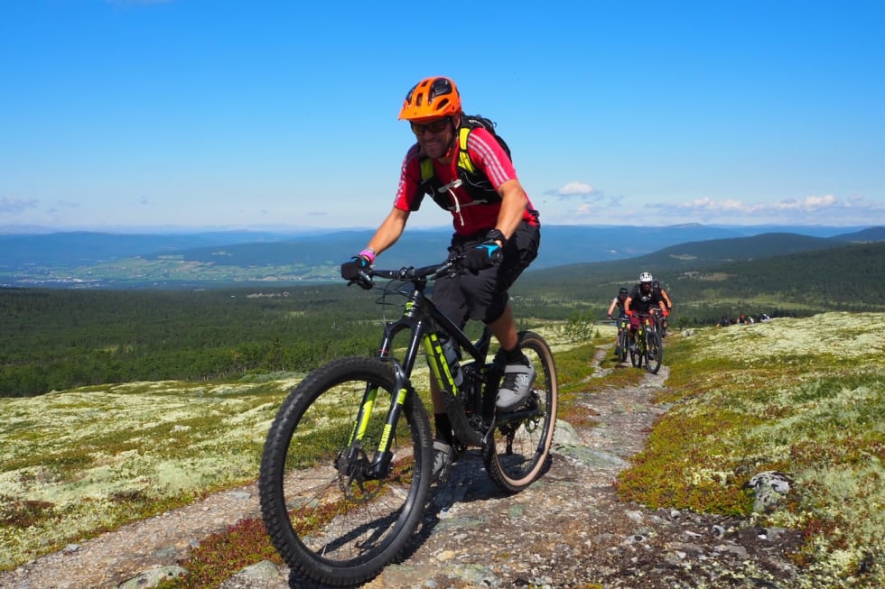 Ole Martin Rekdal i fint driv mot Lauvåskletten. Bildet gir ikke et rettferdig inntrykk av stigningsprosenten! Foto: Urørt ski- og sykkeleventyr Ole Martin Rekdal mot Lauvåskletten - Foto Urørt Ski- og sykkeleventyr 1400x933