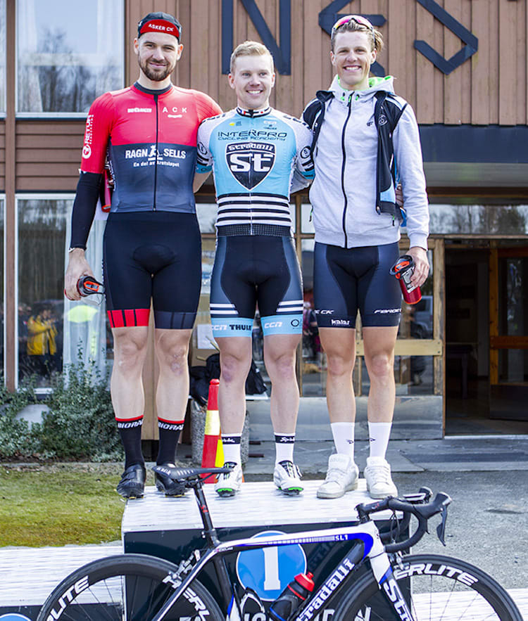 PALLEN: Kristoffer Ylven Westgaard, Ken-Levi Eikeland og Kristian Tjønneland. Foto: Pål Westgaard Kristoffer Ylven Westgaard - Ken-Levi Eikeland - Kristian Tjønneland - Ronde van Berg 2018 - Pål Westgaard 750x
