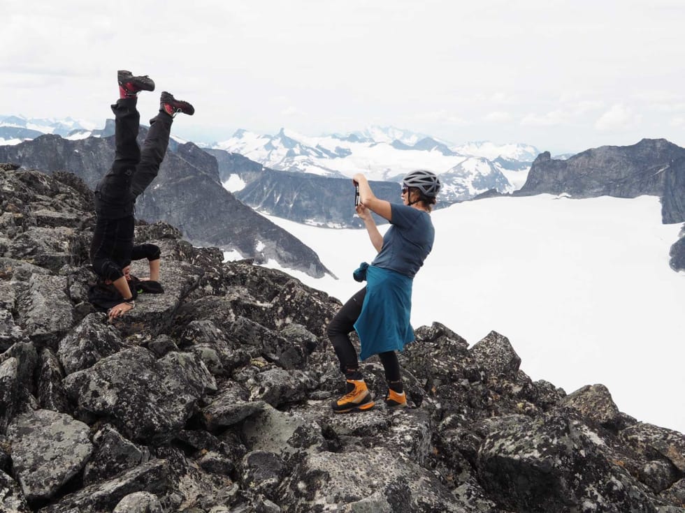 Summit! Hvorfor ikke samle på stå på hode bilder fra hver fjelltopp?