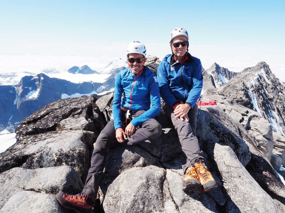 FJELLFØRERNE: Guidene Tore og Truls nyter et øyeblikk før ferden går videre.