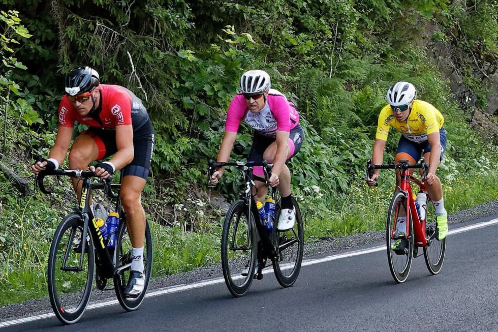 STERK: Jørn Fjeldavlie (midten) ga unggutta Knut Sande (til venstre) og Jonas Orset kamp til streken på fellesstarten Trondheim-Oslo i juni. Foto: Ola Morken Knut Sande - Jørn Fjeldavlie - Jonas Orset - Styrkeprøven 2018 - Ola Morken 1400x933