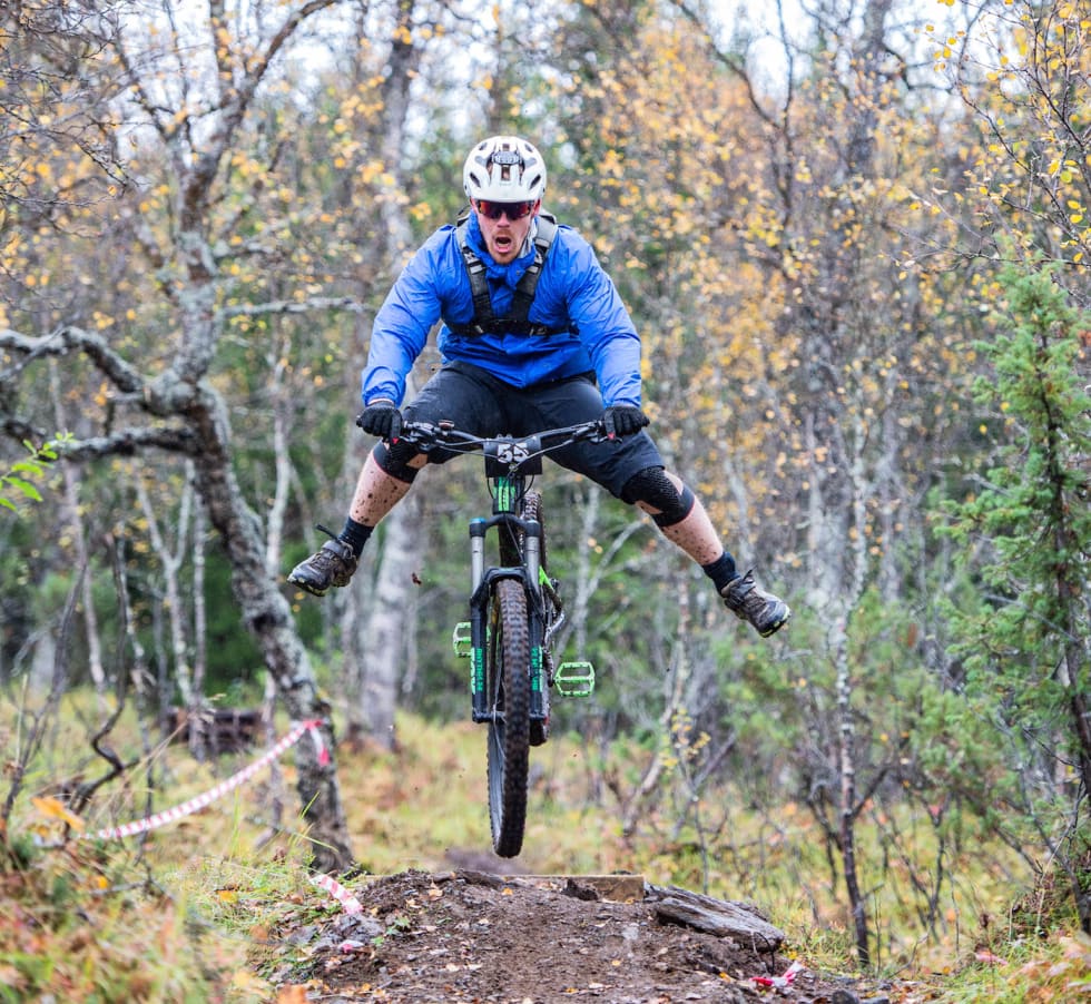 Trond Kleven var ikke den eneste som synes de glatte stiene var utfordrende. Foto: Hans Magnus Einen Larsen Trond Kleven Harstad enduro 2018 - Hans Magnus Einen Larsen 1400x