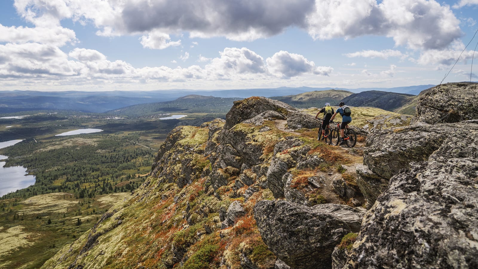 VENABYGDSMAGI: Syklingen fra toppen av Svartfjell er rett og slett helt fantastisk. Bilde: Magnus Roaldset Furset