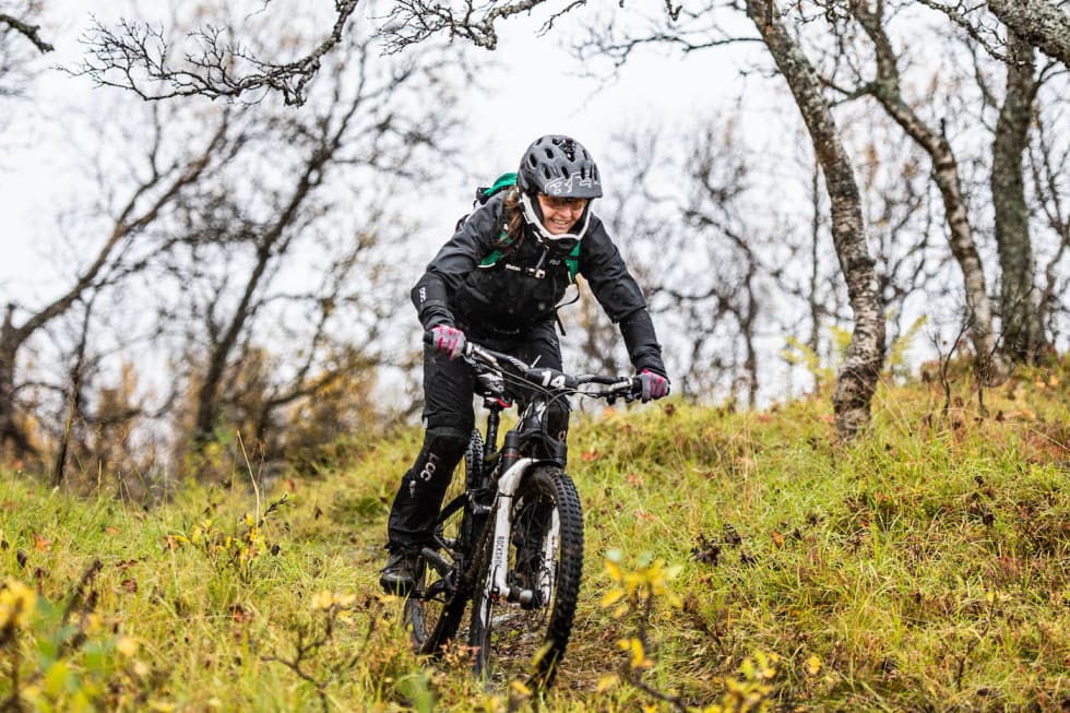 Vanja Bråten ble nummer to i dameklassen, men sjekk det smilet. Foto: Hans Magnus Einen Larsen Vanja Bråten - Harstad enduro 2018 - Hans Magnus Einen Larsen 1400x933