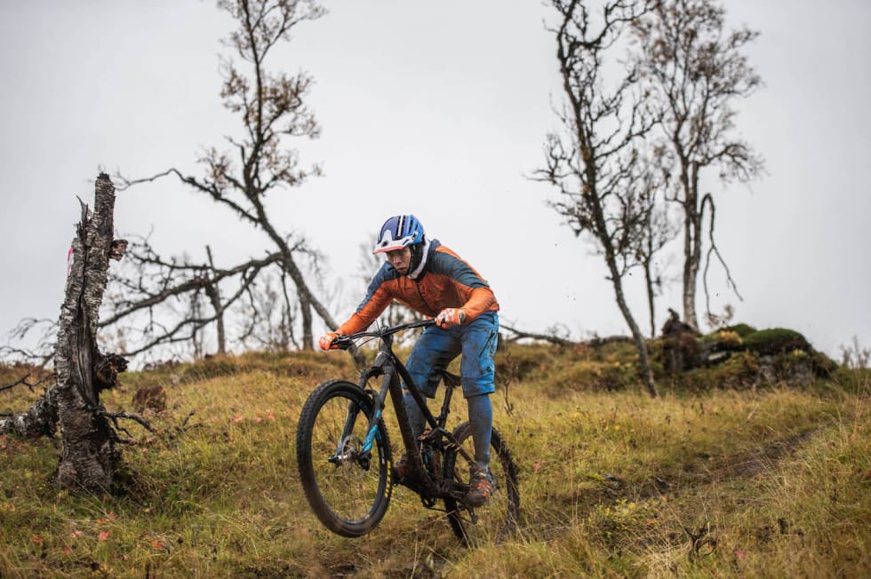 Alexander Dysterud med en wheelie for fotografen. Foto: Hans Magnus Einen Larsen Alexander Dysterud Harstad enduro 2018 - Hans Magnus Einen Larsen 1400x933