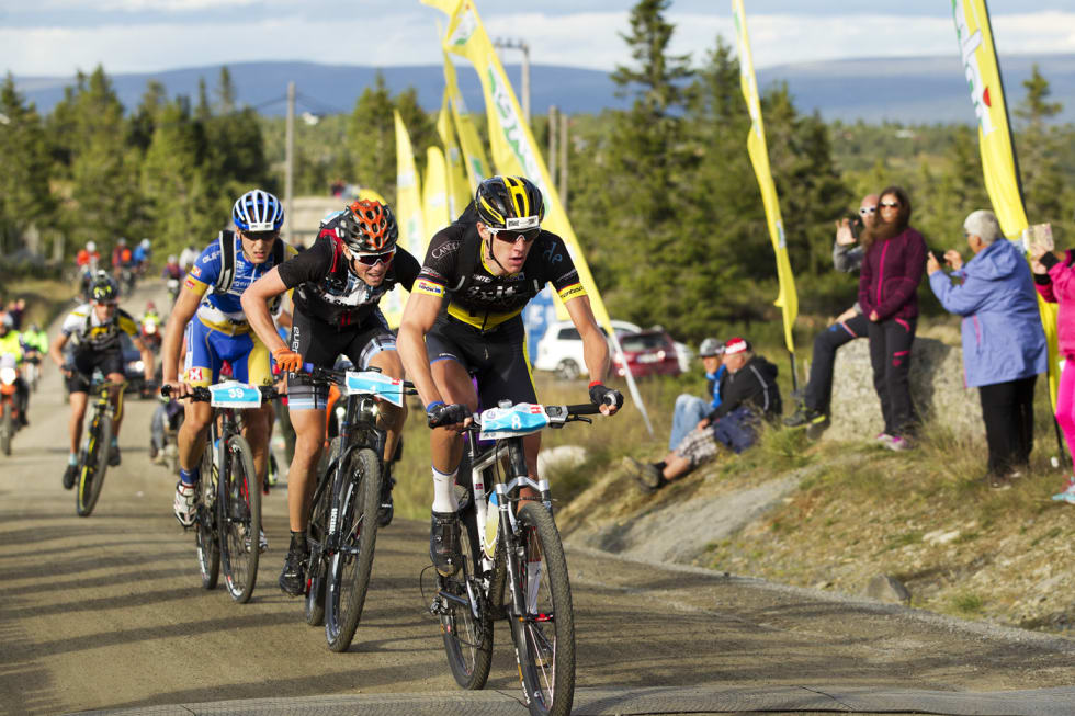 SISTE TOPP: Over Storåsen begynte man å ane konturene av utøverne på pallen. Løvik tauet i front, med Hagen og Fløtten på hjul. Bak jaget Søren Nissen. Foto: Kristoffer H. Kippernes _KHK8222