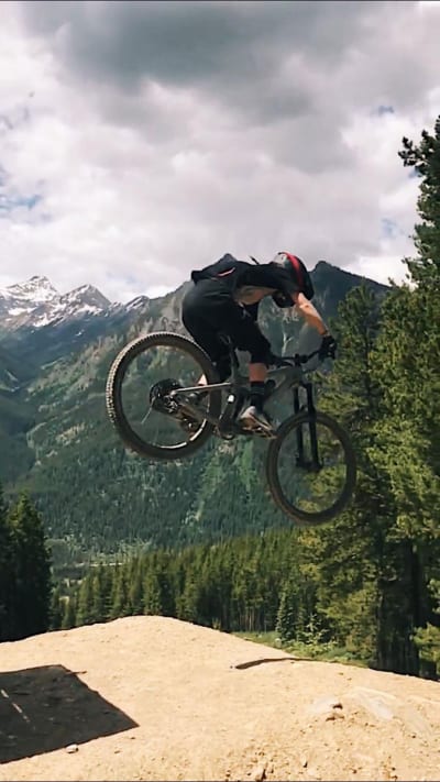 SOMMERAKTIVITET: Tonje på sykkel i Canada.