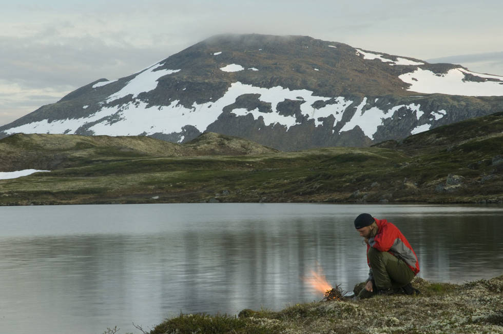 Lite: Et fjellbål trenger ikke være stort. Mann og bål på fjellet