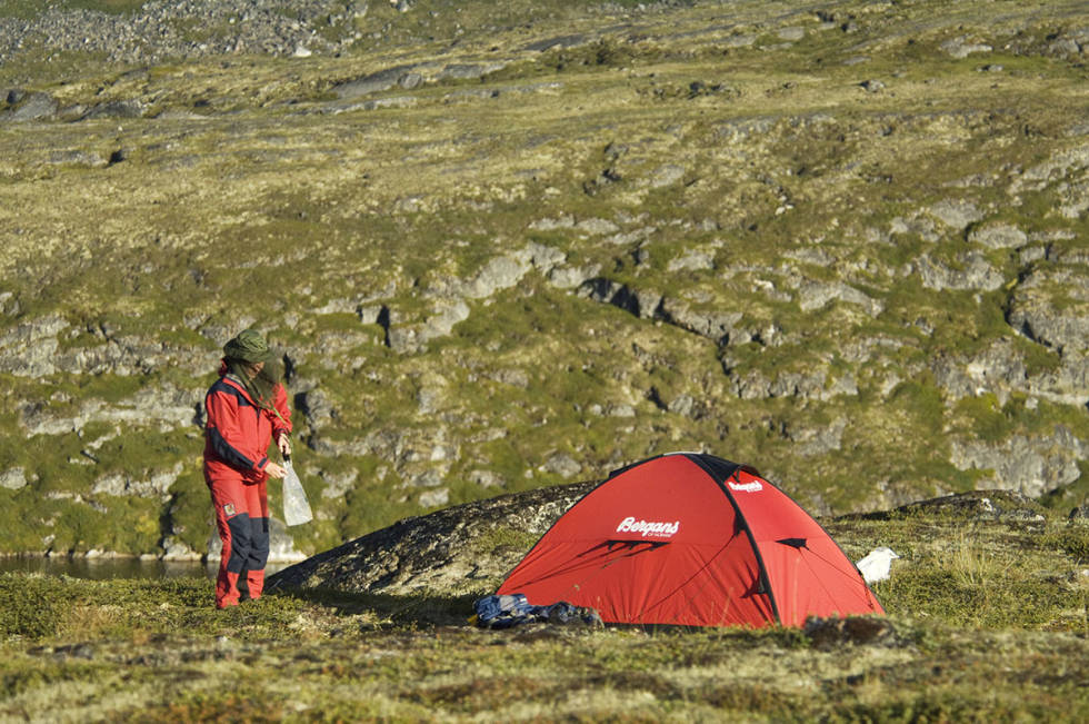Skyggefullt: Telt med tykk membranduk kan faktisk gi bedre søvn i sommervarmen. Kvinne og telt i fjellet