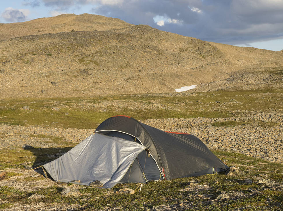 Skjerming: En gapahuk og en fjellduk utenpå teltet gir skygge når terrenget ikke gir så mange muligheter. Telt i fjellet