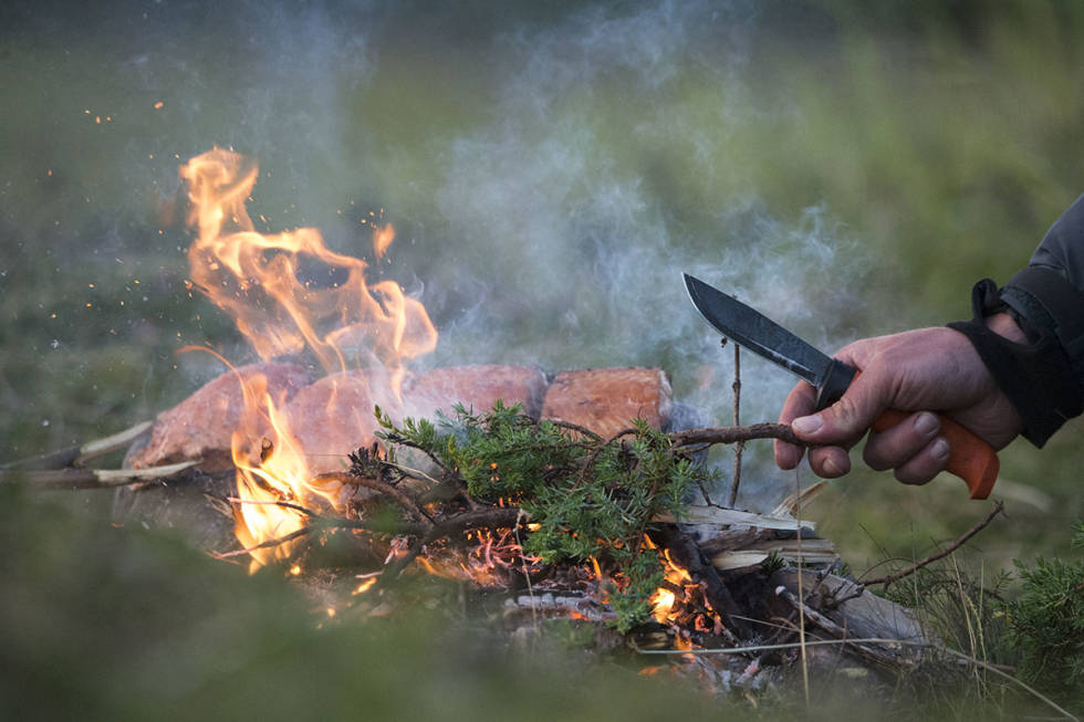 Varsomhet: Fyr forsiktig om det er tørt i omgivelsene og ha vann til slukking tilgjengelig. Bål av kvist på fjellet