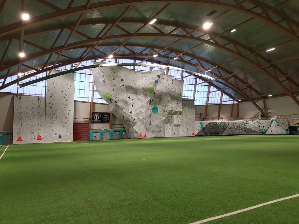 Sognahallen har fått nye vegger til venstre med autobelays og speedvegg, og utvida buldringa i høyre del. Nå får de et tilbygg. Foto: Jarle Kalland. 2019-12-10 10.10.23