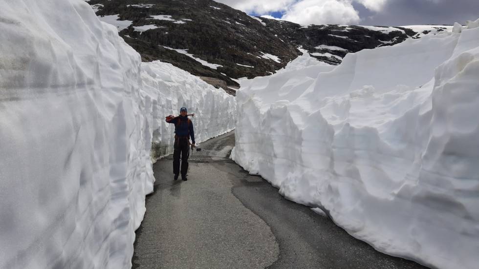 Håvard Refvik blant brøytekantene ved parkeringa på Styggevassdammen. Foto: Lisa Kvålshaugen Bjærum Styggevatnet, Jostedalen